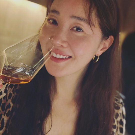 공효진 엄지원, 미국 뉴욕서 와인 마시는 ‘美美’ 시스터즈 [SNS★컷]
