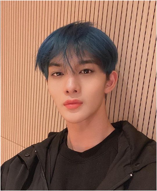 배진영, 흐트러진 파란 헤어스타일한 만찢남 심쿵 눈맞춤[SNS★컷]