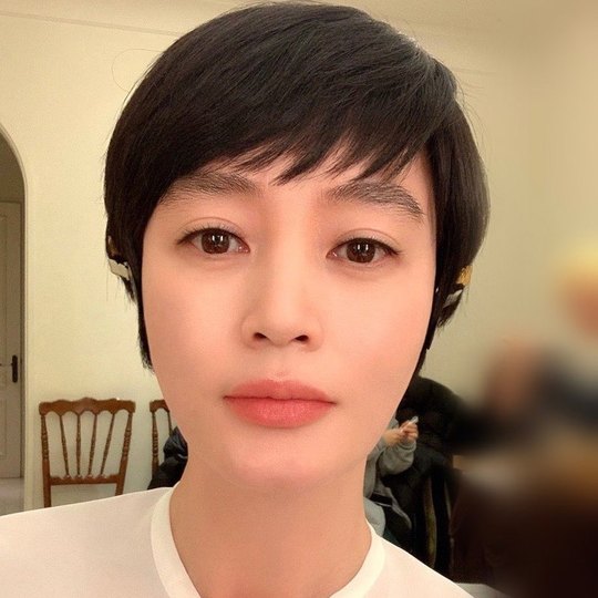김혜수 “눈 코 입 모두 우아해” 클로즈업해도 무결점 미모[SNS★컷]