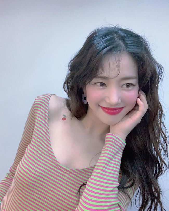 이유비, 깊게 파인 쇄골에 새긴 체리 타투[SNS★컷]
