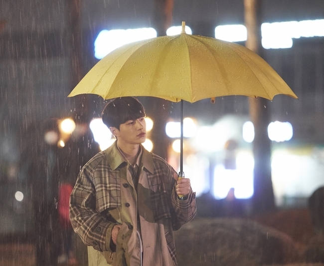 ‘어서와’ 김명수, 봄비 속 우산 마중 포착‥순수 멜로 정점 찍는다