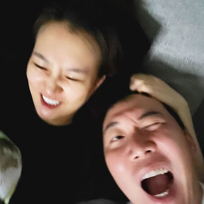 머리끄댕이 잡은 장윤정♥도경완, 이게 바로 현실 부부의 세계 “행복해”[SNS★컷]