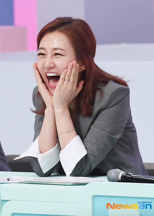 장윤정, 꽃받침 하며 함박미소 [포토엔HD]