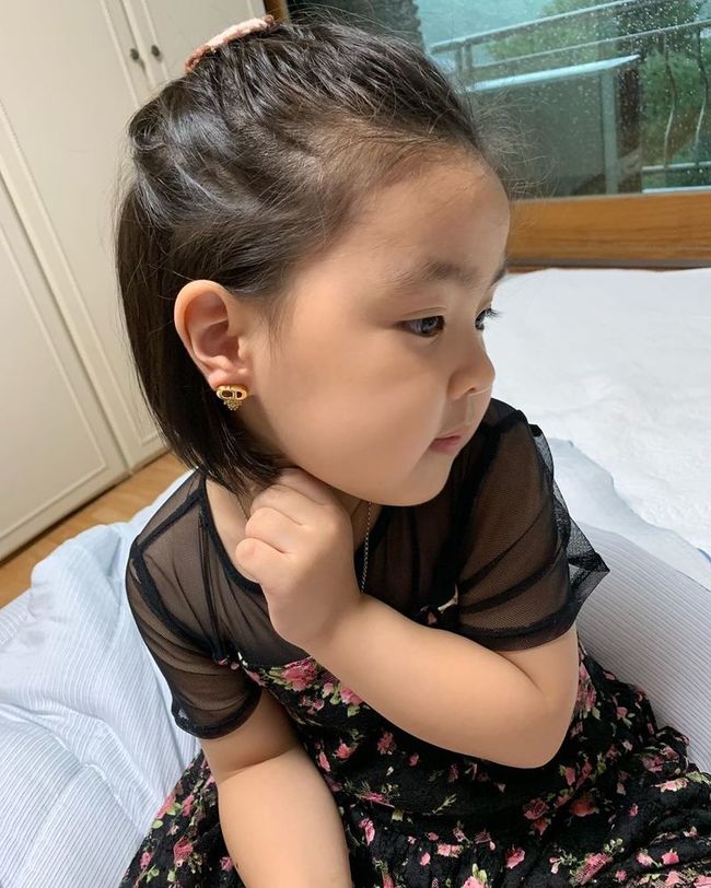 ‘정한울 ♥’ 이윤지, 딸 라니 새침한 옆모습에 “어디서 배우는 거야?” 웃음 [SNS★컷]
