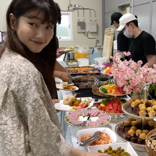 수지 “먹을게 많아 풀은 패스” 뷔페 앞 행복 미소[SNS★컷]