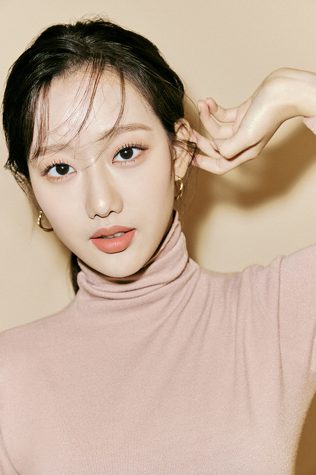에이프릴 나은, 촉촉한 립으로 완성한 몽환적 분위기[화보]