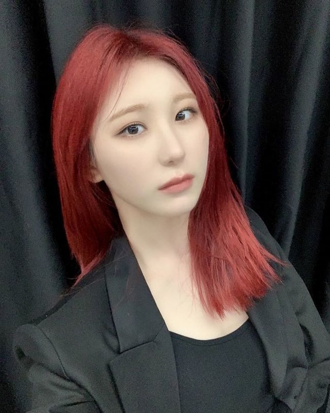 아이즈원 이채연, 레드헤어+오프숄더로 섹시美 대방출[SNS★컷]