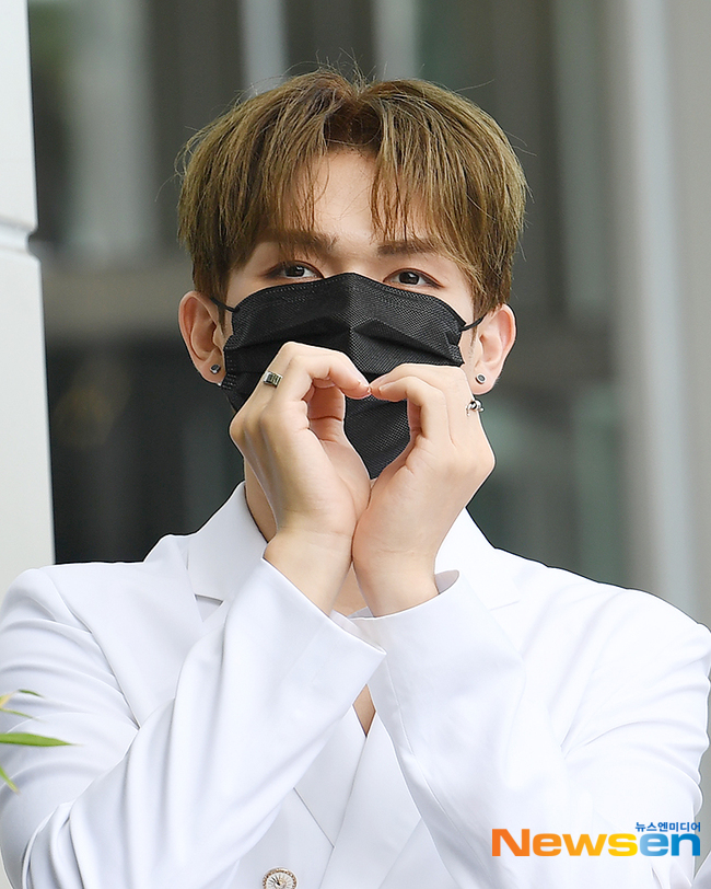 업텐션 규진, 쑥스럽게 하트 [포토엔HD]