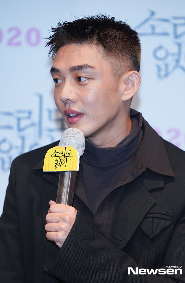 인사말 하는 배우 유아인[포토엔HD]