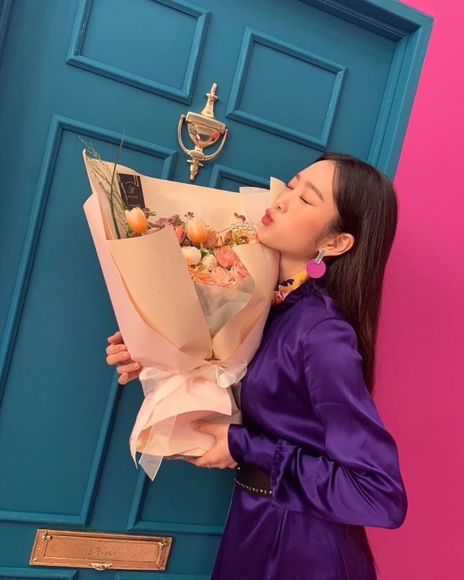오마이걸 지호, 꽃다발 보다 예쁘면 어떡해 ‘갈수록 더 청순해’[SNS★컷]