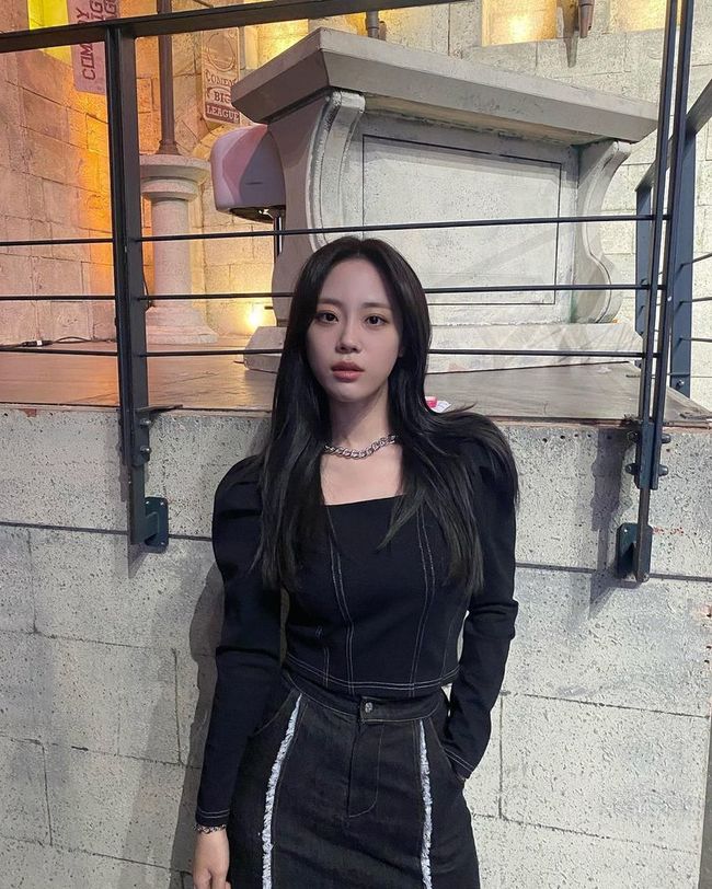 허영지, 흑발 염색에 달라진 분위기 ‘데님 투피스 찰떡’[SNS컷]