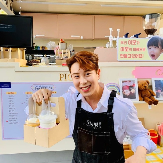 피오, 박건일 커피차 선물에 꽃미소 활짝 ‘인증샷도 화보급’[SNS★컷]