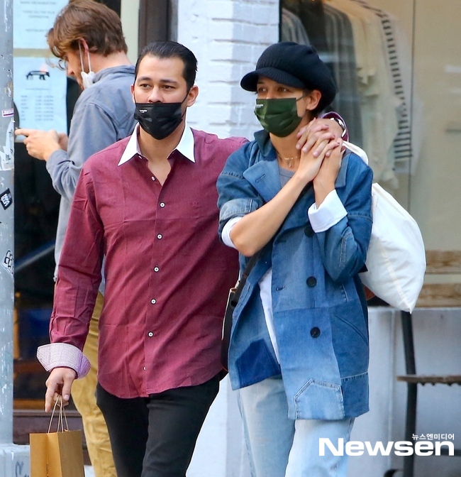 케이티 홈즈, 8살 연하 남친과 떨어질줄 모르는 데이트[파파라치컷]