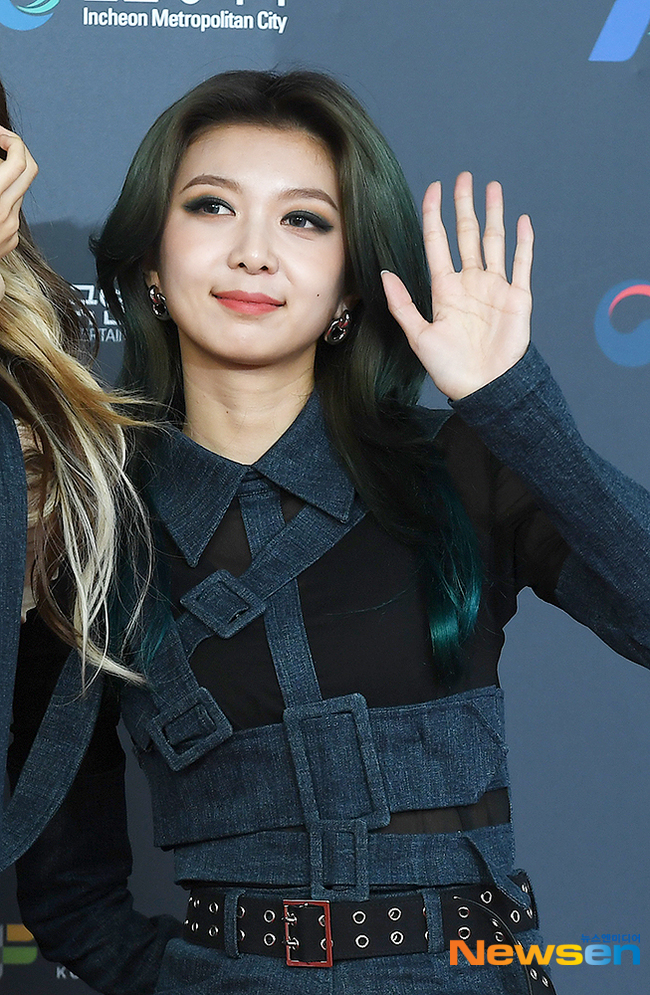 드림캐쳐 다미, 깨알같은 미소와 함께 인사 [포토엔HD]