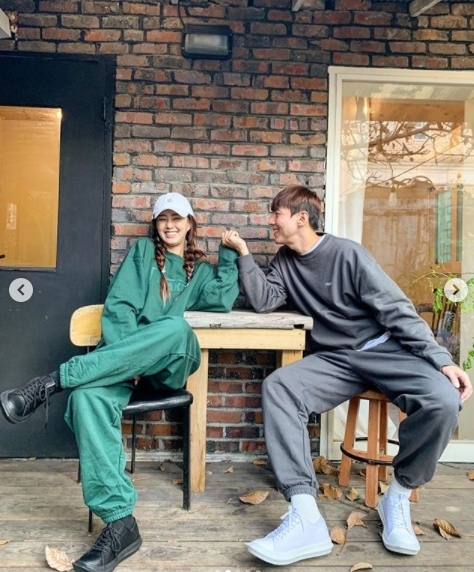 ‘송재희♥’ 지소연 “쇼윈도 부부 맞아, 카메라 앞 제일 친해”[SNS★컷]