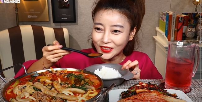 400만 먹방 유튜버 도로시 “우울증 앓고 있어, 친구 없다” 고백