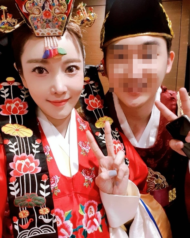 한민채, 9살 연하 남편과 폐백 셀카 “행복하게 잘 살게요”[SNS★컷]