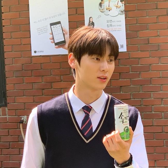 뉴이스트 황민현, 교복도 잘 어울리는 훈남 방송부장님[SNS★컷]