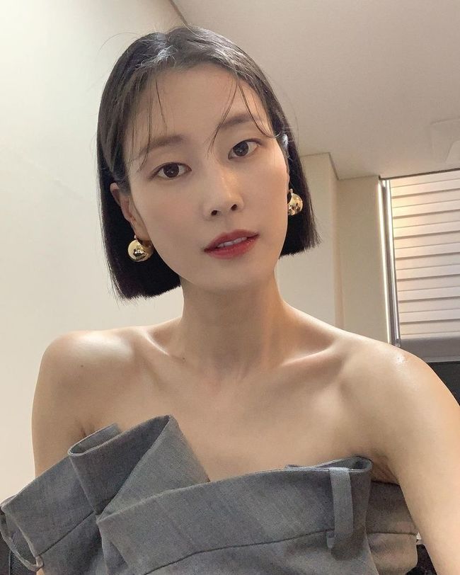 이현이, 미모 실화? 어깨라인 드러내고 “오랜만에 풀 착장”[SNS★컷]