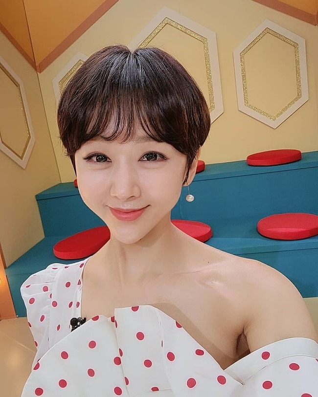 한영, 40대 맞아? 베일 듯한 턱선+반달 눈웃음 ‘미모 폭발’[SNS★컷]
