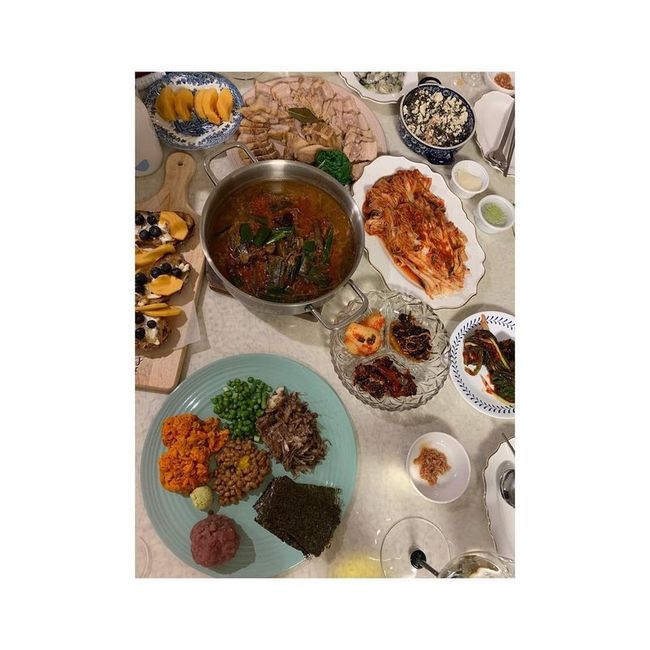 서우, 푸짐한 집밥 한상 인증…수육·소고기 전골부터 통영 생굴까지 [SNS★컷]