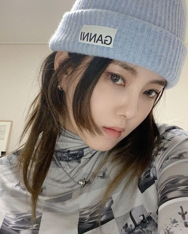 효민, 고양이상 비주얼 끝판왕 ‘시크 매력 폭발’ [SNS★컷]