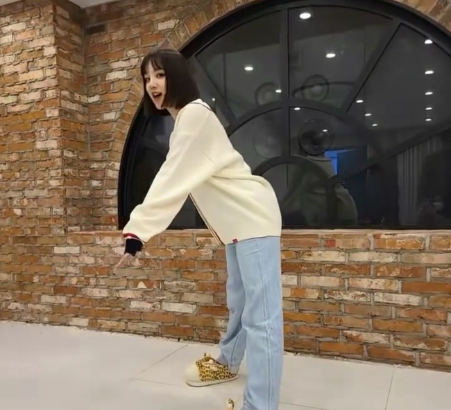 (여자)아이들 우기 “기린 포즈 3종” 한도 초과 깜찍함[SNS★컷]