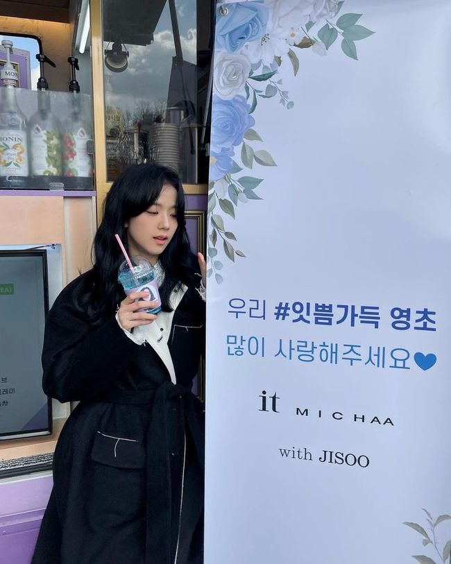 블랙핑크 지수, ‘설강화’ 촬영 중 커피차 인증 “흑발도 찰떡”[SNS★컷]