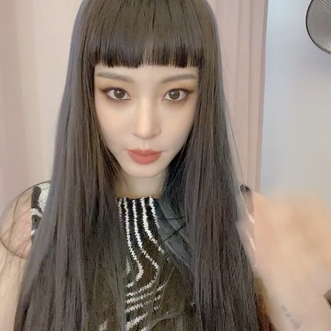 한예슬, 강렬한 캣츠아이 ‘동안 미모의 절대강자’ [SNS★컷]