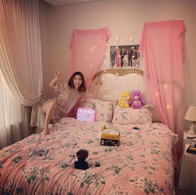 함연지, 핑크빛 침실의 비밀 “유튜브 촬영 비하인드, 영상에선 안 보여”