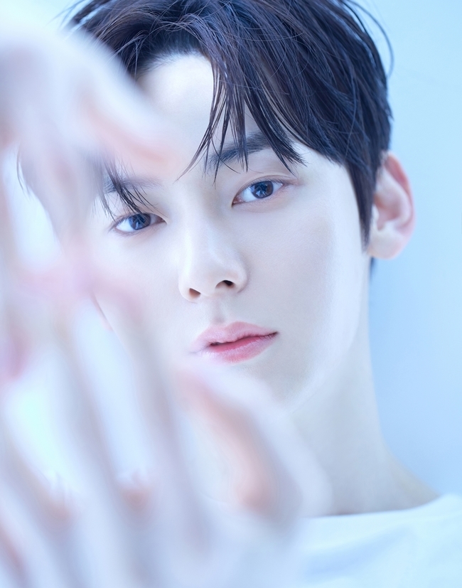 뉴이스트 황민현, 연기 행보 기대케 하는 새 프로필 공개