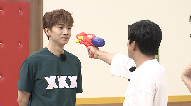 ‘아는형님’ 5년만 컴백 2PM, 녹슬지 않은 인간 탑 쌓기 군무