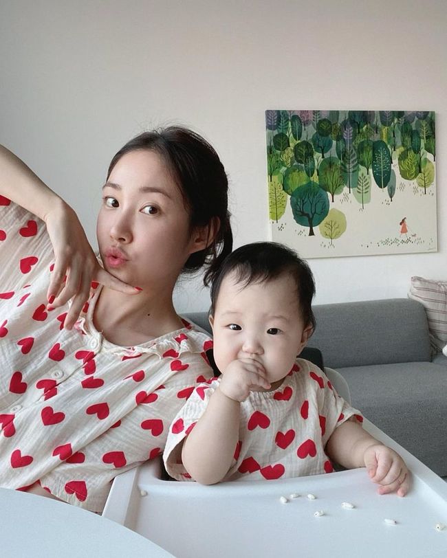 최희, 딸 서후와 사랑스러운 커플 잠옷 “떡뻥 먹는데 되게 귀찮네”