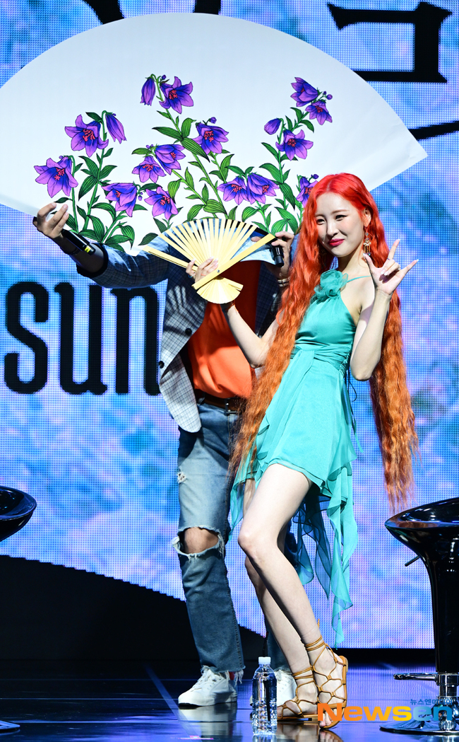 선미, 열이올라요 안무용 대형 부채를 소개합니다[포토엔HD]