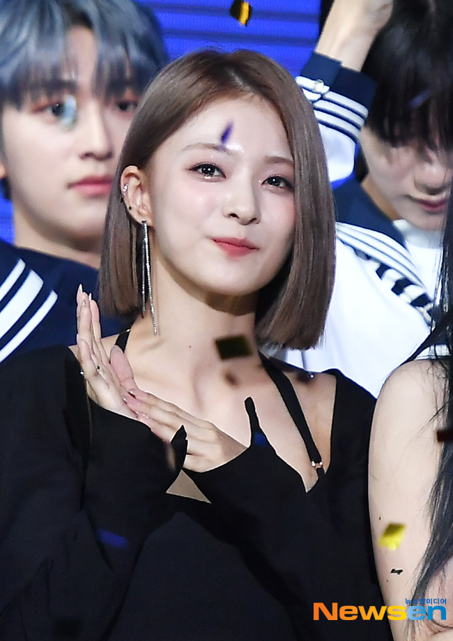 fromis_9 나경, 더쇼 1위 발표에  미소가 빵~~[포토엔HD]