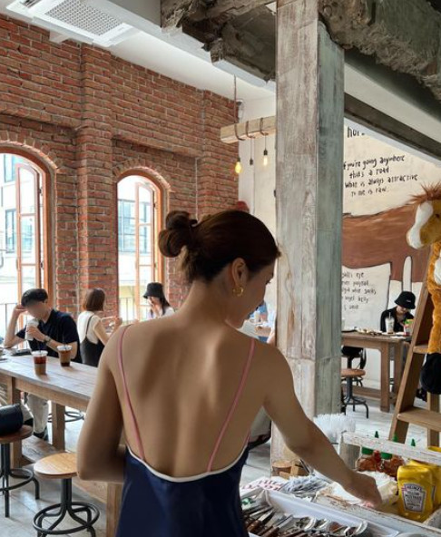 ‘50.6㎏’ 함연지, 다이어트 성공했나? 등 훤히 파인 옷 입고 카페 활보