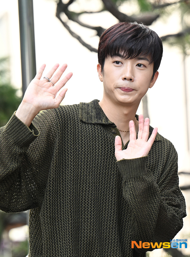 우영, 수줍은 출근길 인사 [포토엔HD]