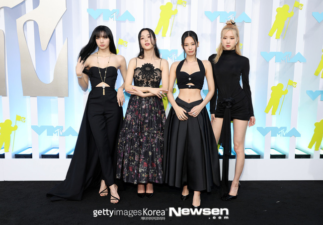 블랙핑크 美 ‘MTV VMAs’ 레드카펫 포착, 4인4색 올블랙 패션
