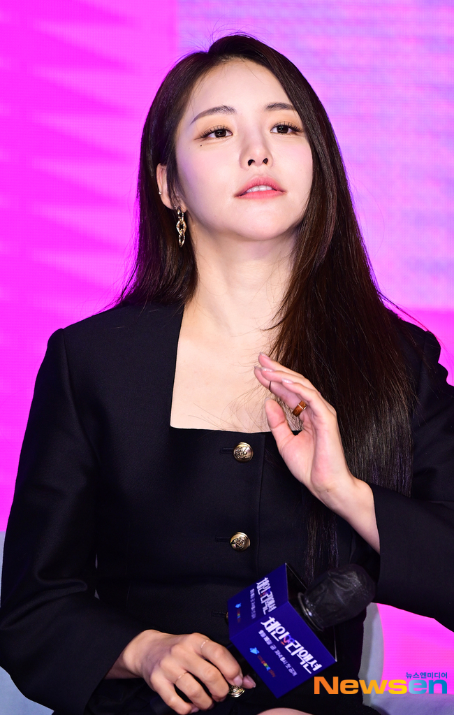 브레이브걸스 유정, 살짝 정리하는 헤어[포토엔HD]