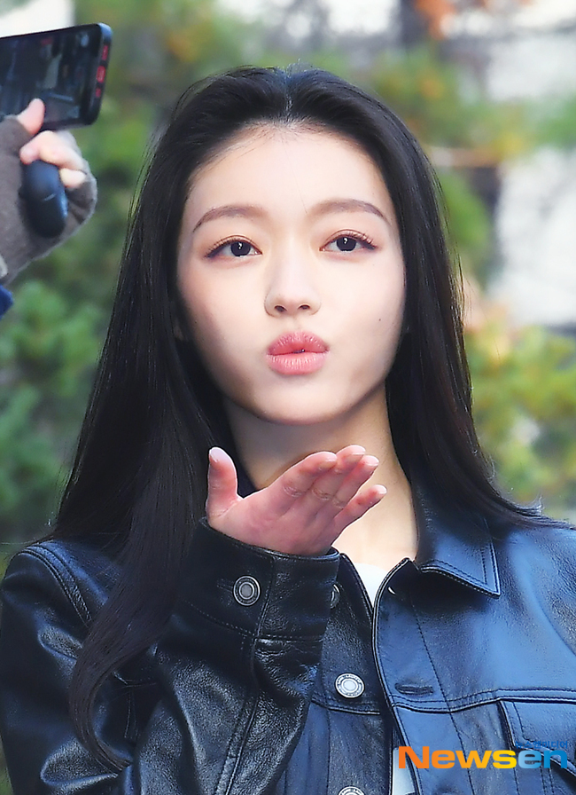 출근길 유아 (오마이걸), 눈 뗄 수 없는 손키스[포토엔HD]