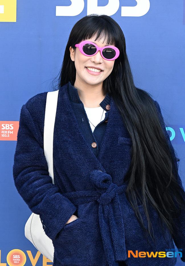 랄랄, 최애 선글라스 끼고 미소 [포토엔HD]