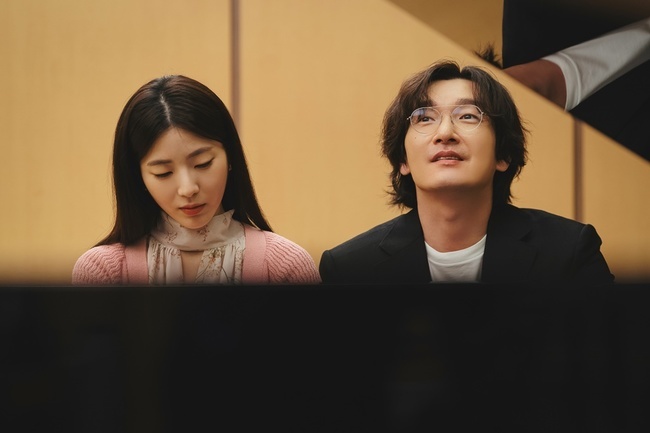 ‘신성한 이혼’ 조승우, 아리따운 여인과 즐거운 한 때 추억