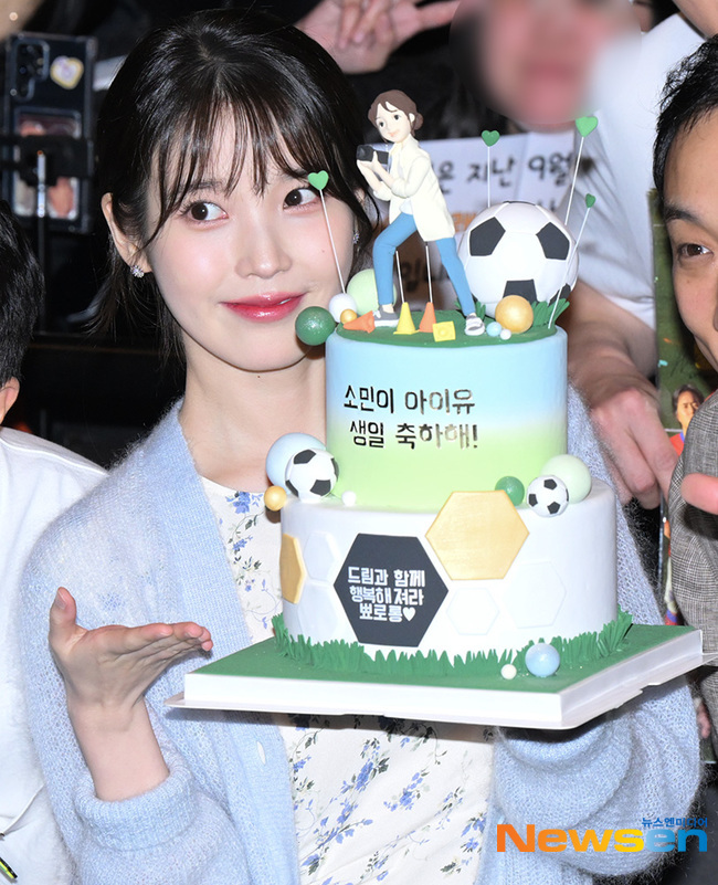 아이유, ‘소민PD’ 아이유 생일축하 케이크와 함께 [포토엔HD]