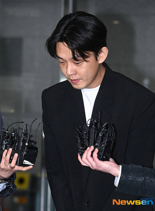 유아인, 21시간 밤샘 조사서 “지인이 건넨 대마 피워”…코카인은 부인