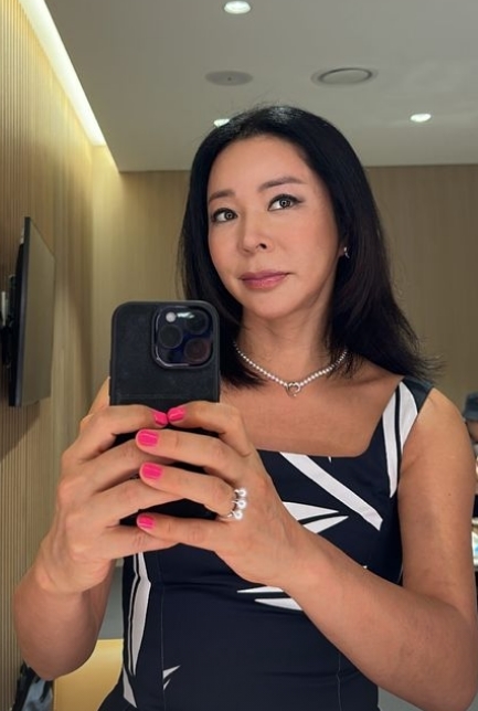 이혜영, 올블랙룩 입고 각선미 자랑 “12억원 보험 들 만하네”
