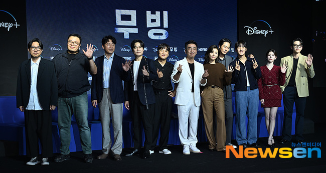 ‘무빙’ 주역들, 블루카펫에서 관객 향한 인사 [포토엔HD]