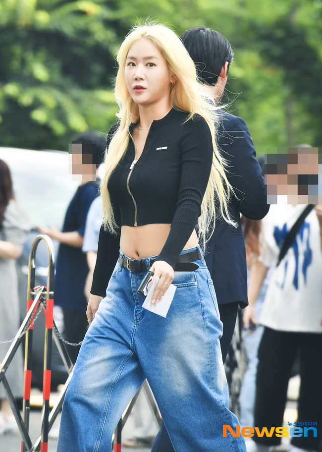소유, 금빛 머리 날리며 출근~[포토엔HD]