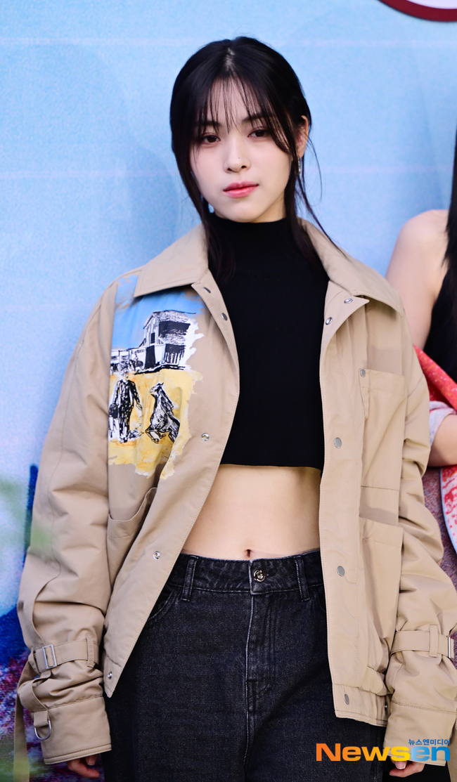 있지, 과감한 유나 리아는 배꼽 사수~