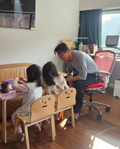 52세 박진영, 쌍둥이같은 연년생 두 딸 공개→품 안에 들어올 사이즈 깜짝