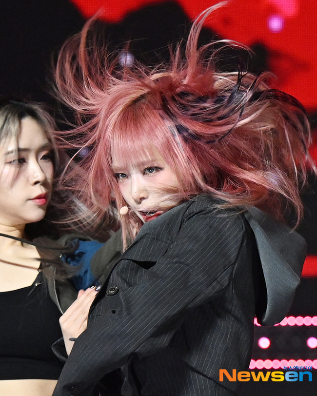 최예나, 헤어 찰랑이며 ‘다크 예나’ 모먼트 [포토엔HD]